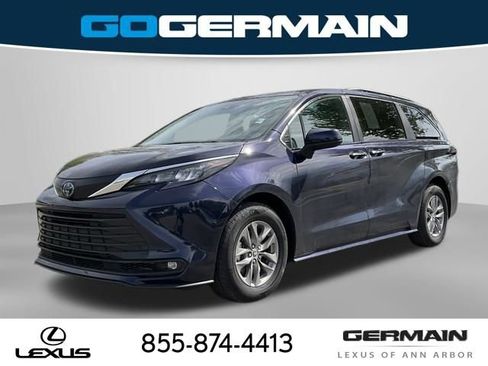 Used 2025 Toyota Sienna XLE FWD image 1