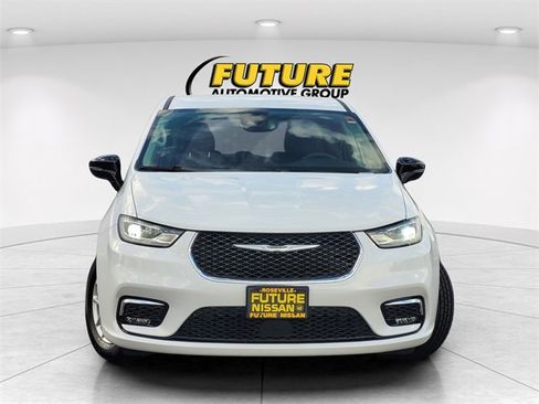 Used 2024 Chrysler Pacifica Touring-L image 2