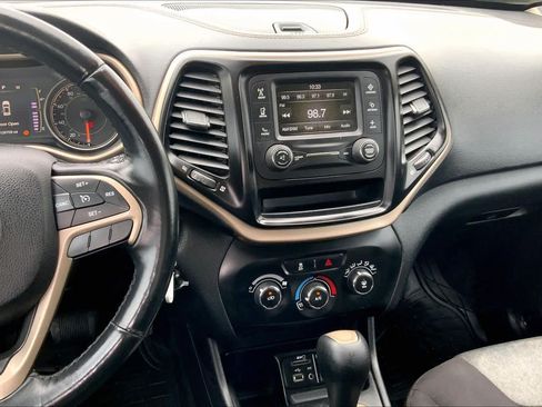 Used 2016 Jeep Cherokee Sport FWD image 7