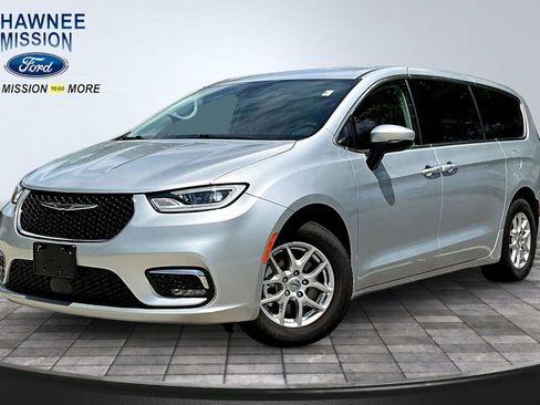 Used 2023 Chrysler Pacifica Touring-L FWD image 1