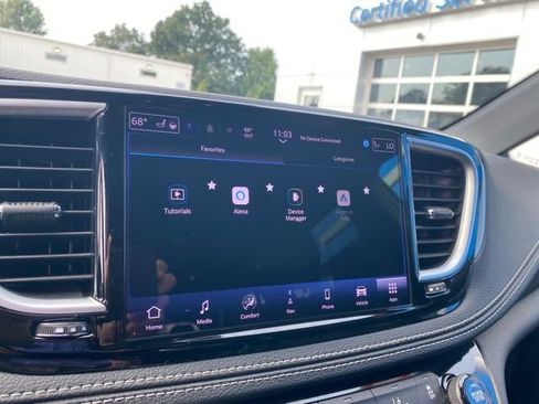 Used 2025 Chrysler Pacifica Limited FWD image 27