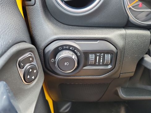 Used 2018 Jeep Wrangler Unlimited Sahara w/ Quick Order Package 24M Moab AWD/4WD image 27