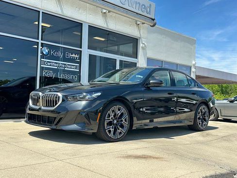 Certified 2026 BMW 530i xDrive w/ M Sport Package AWD/4WD image 4