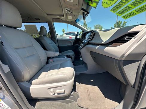Used 2015 Toyota Sienna XLE w/ XLE Navigation Package FWD image 11