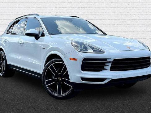Used 2023 Porsche Cayenne w/ Premium Package AWD/4WD image 3