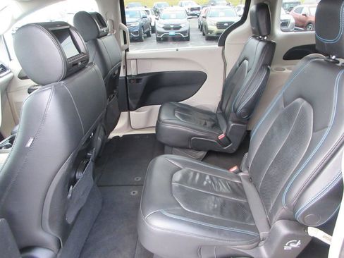 Used 2021 Chrysler Pacifica Touring-L image 13