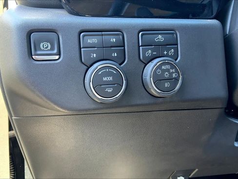 Used 2025 Chevrolet Silverado 1500 LT Trail Boss w/ Dark Appearance Package image 35