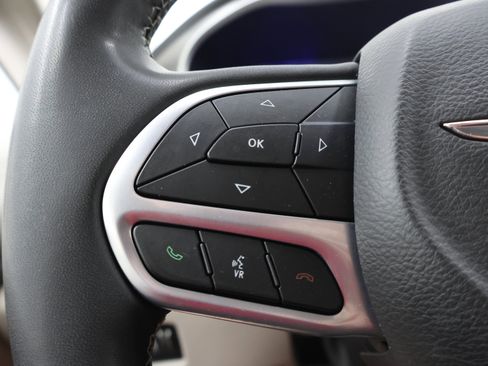 Used 2023 Chrysler Pacifica Touring-L AWD/4WD image 15