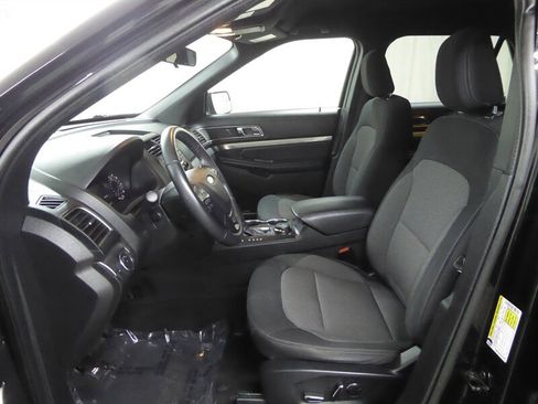Used 2018 Ford Explorer XLT image 17