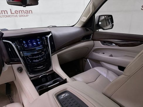 Used 2017 Cadillac Escalade ESV Luxury AWD/4WD image 25