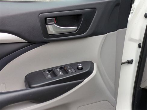 Used 2019 Toyota Highlander SE image 10