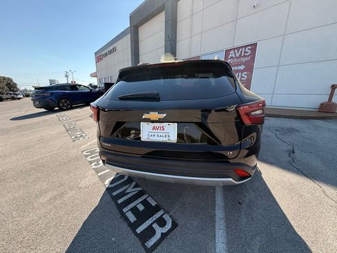 Used 2025 Chevrolet Trax LT w/ LT Convenience Package image 4