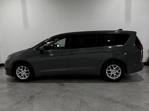Used 2023 Chrysler Pacifica Touring-L FWD image 13