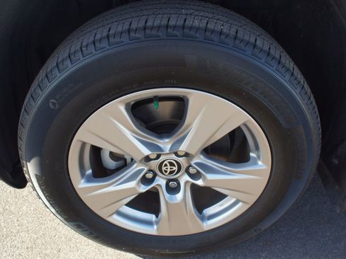 Used 2022 Toyota RAV4 XLE image 23