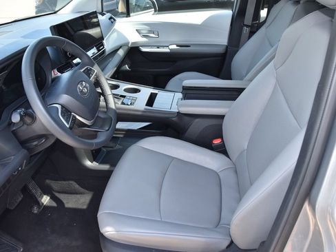 Used 2025 Toyota Sienna XLE FWD image 9