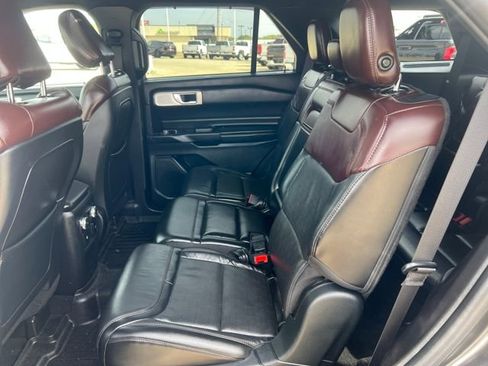 Used 2020 Ford Explorer Platinum w/ Premium Technology Package image 16