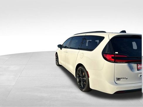 New 2026 Chrysler Pacifica Select w/ S Appearance Package image 4
