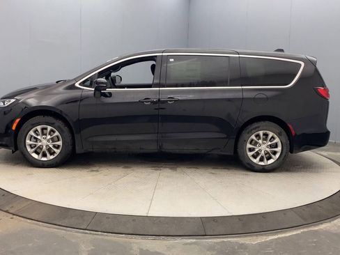 New 2026 Chrysler Pacifica Select image 2