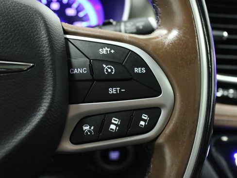 Used 2017 Chrysler Pacifica Limited FWD image 23