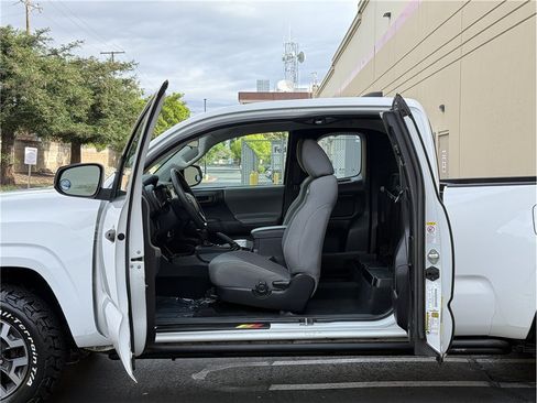 Used 2018 Toyota Tacoma SR RWD image 19