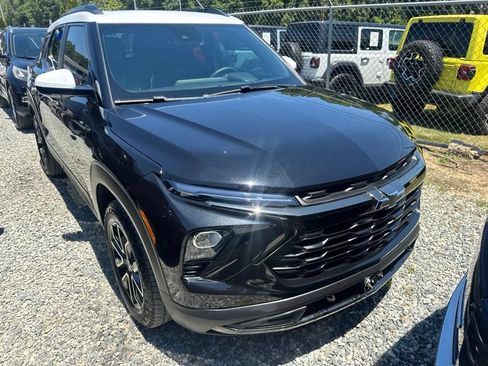 Used 2024 Chevrolet TrailBlazer ACTIV w/ Convenience Package AWD/4WD image 2