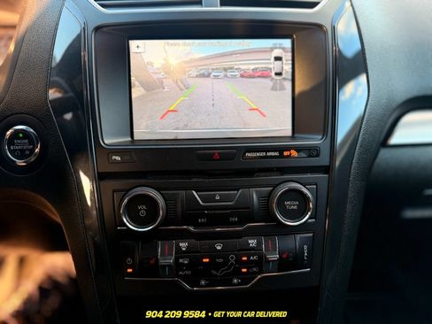 Used 2018 Ford Explorer XLT w/ Equipment Group 202A AWD/4WD image 18