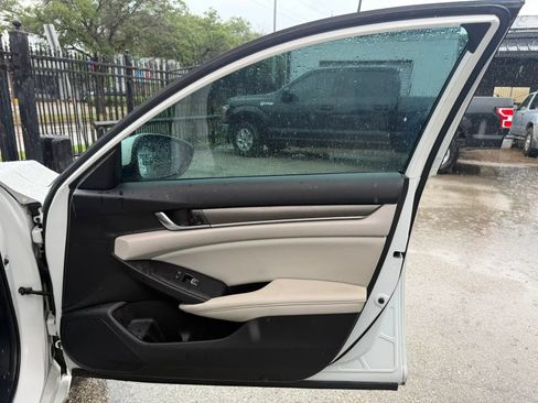Used 2018 Honda Accord LX image 9