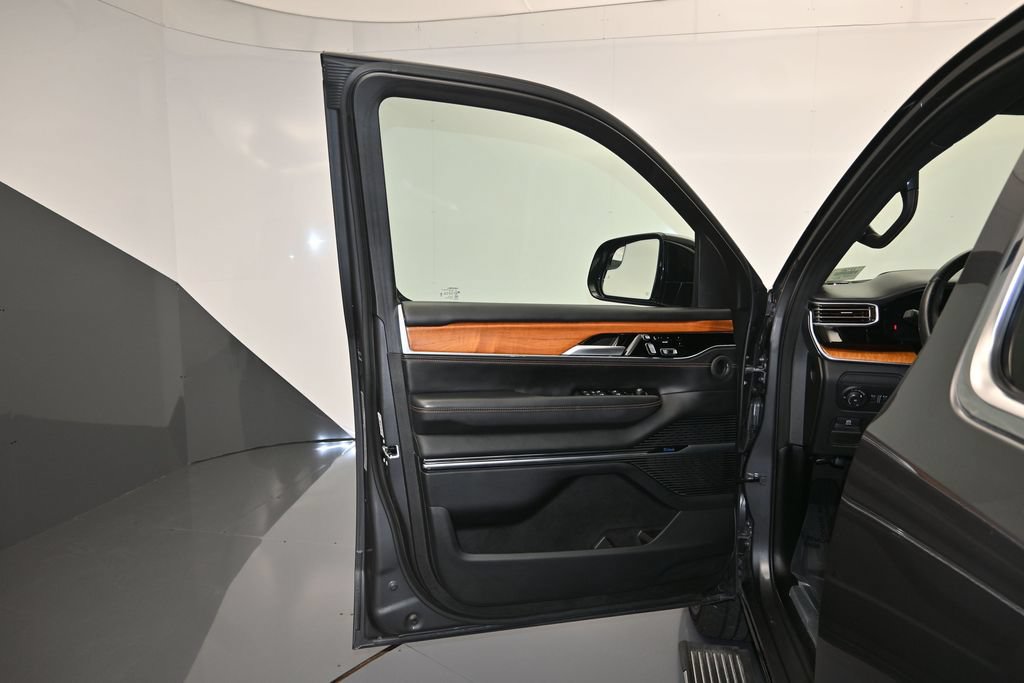 Used 2024 Jeep Grand Wagoneer L Series III AWD/4WD image 10