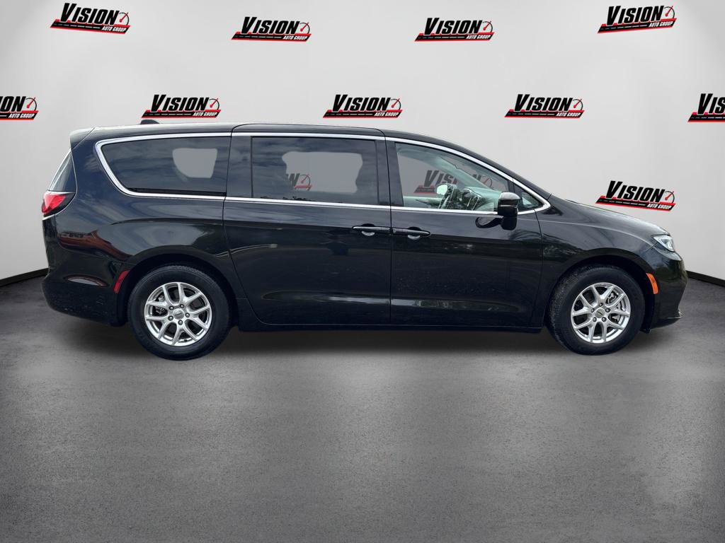 Used 2024 Chrysler Pacifica Touring-L FWD image 6