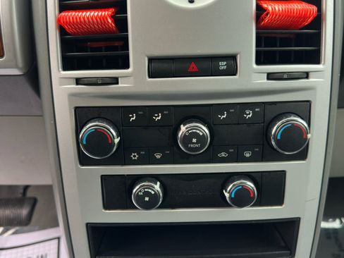 Used 2009 Chrysler Town & Country Touring image 23