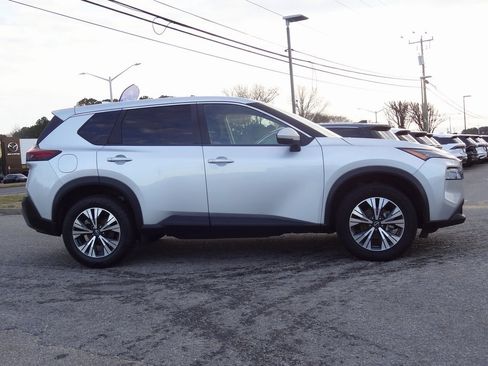 Used 2022 Nissan Rogue SV image 3