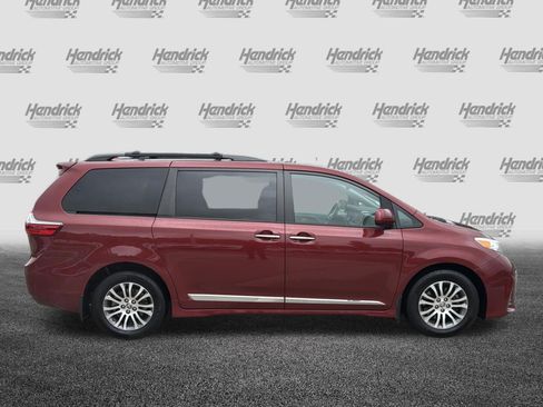 Used 2020 Toyota Sienna XLE w/ XLE Navigation Package FWD image 11