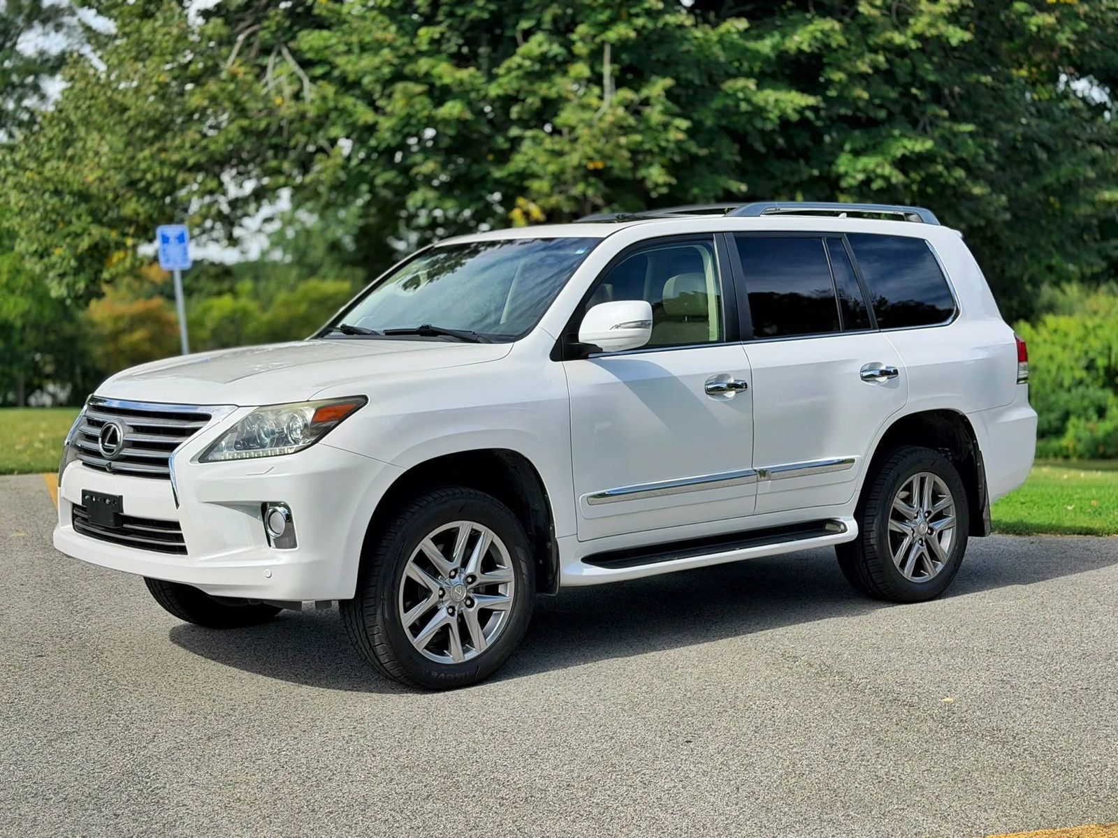 Used 2013 Lexus LX 570 4WD w/ Luxury Pkg image 19