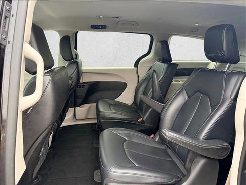 Used 2024 Chrysler Pacifica Select image 25