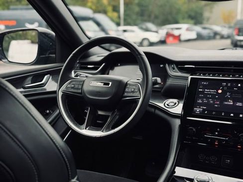 Used 2022 Jeep Grand Cherokee Altitude image 21