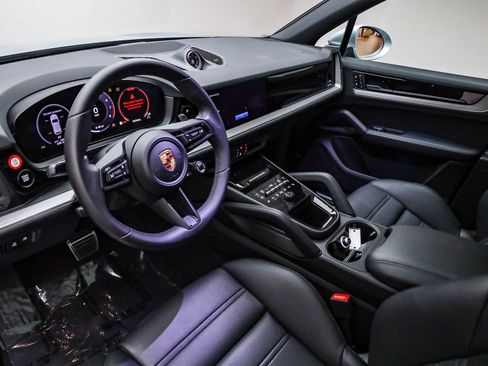 Used 2025 Porsche Cayenne S image 4