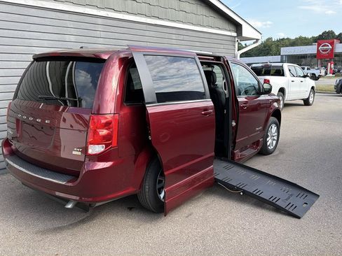 Used 2019 Dodge Grand Caravan SXT FWD image 4