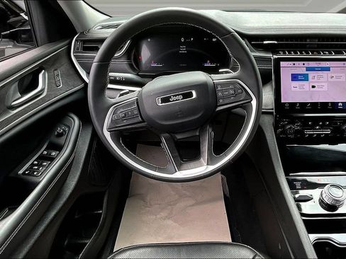 Used 2023 Jeep Grand Cherokee L Limited w/ Luxury Tech Group II AWD/4WD image 8