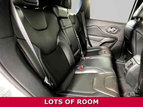 Used 2019 Jeep Cherokee Latitude Plus w/ Comfort/Convenience Group AWD/4WD image 23