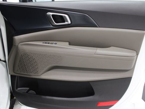 Used 2025 Kia Carnival FWD image 26