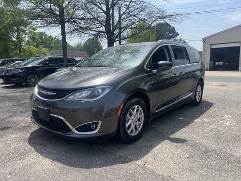 Used 2020 Chrysler Pacifica Touring-L image 2