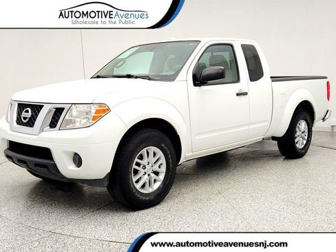 Used 2015 Nissan Frontier SV image 1