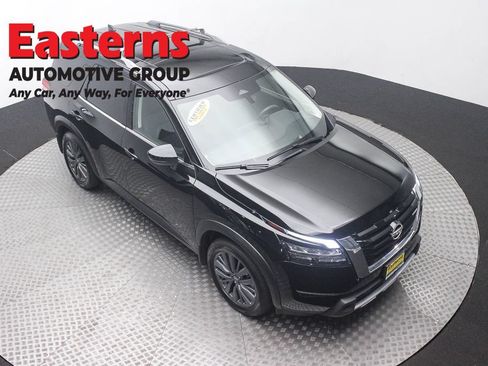 Used 2025 Nissan Pathfinder SL w/ SL Premium Package AWD/4WD image 3