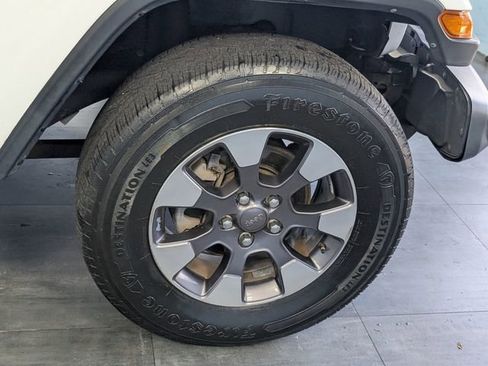 Used 2018 Jeep Wrangler Unlimited Sahara image 15