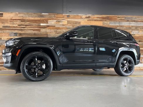 Used 2023 Jeep Grand Cherokee Limited w/ Black Appearance Package AWD/4WD image 64