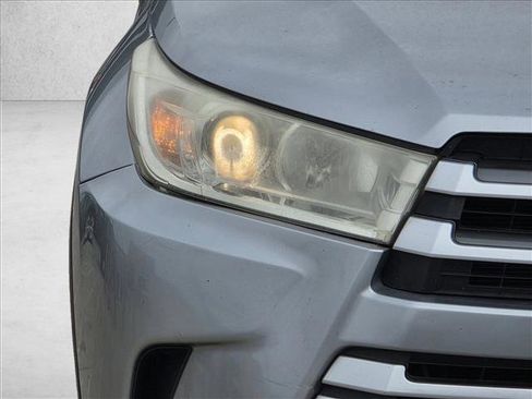 Used 2017 Toyota Highlander LE image 8