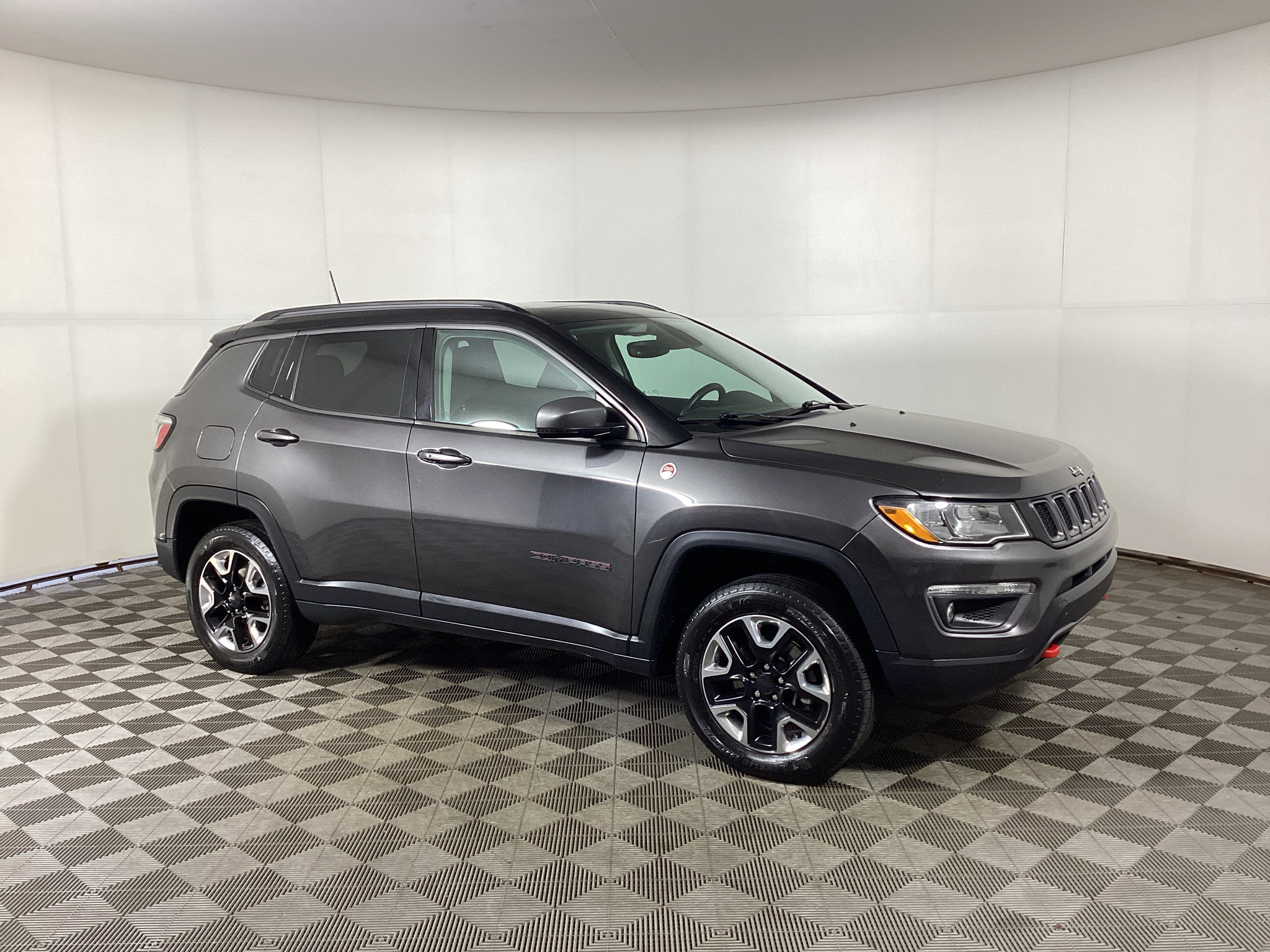Used 2018 Jeep Compass Trailhawk w/ Leather Interior Group AWD/4WD image 1