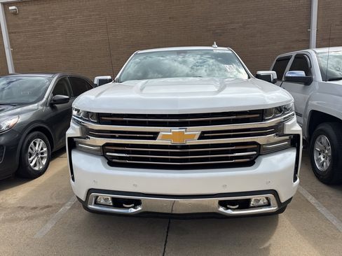Used 2019 Chevrolet Silverado 1500 High Country w/ Technology Package image 3
