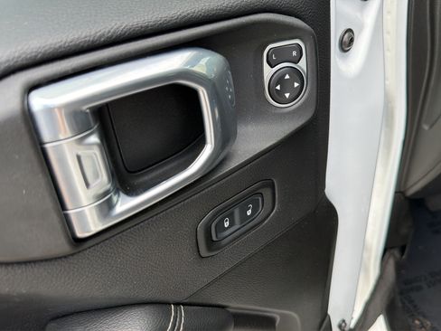 Used 2022 Jeep Wrangler Unlimited Sahara AWD/4WD image 30