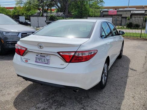Used 2017 Toyota Camry SE image 4